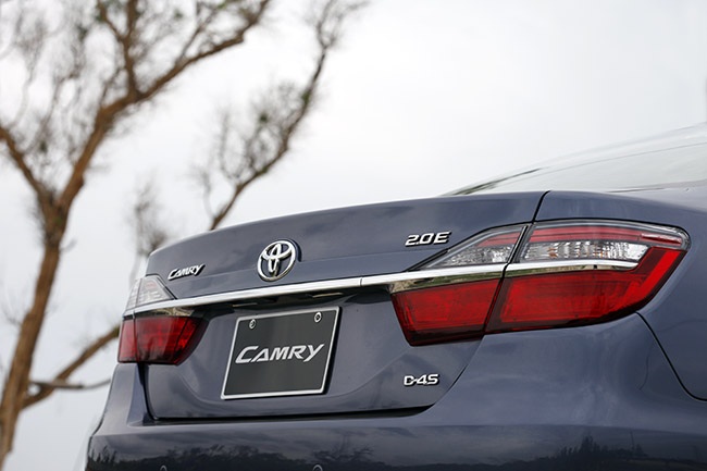 Toyota Camry phiên bản mới có gì khác? - 15 Toyota Camry trang bị cho phiên bản 2.0E bộ vành 16 còn với hai mẫu 2.5L là vành 17
