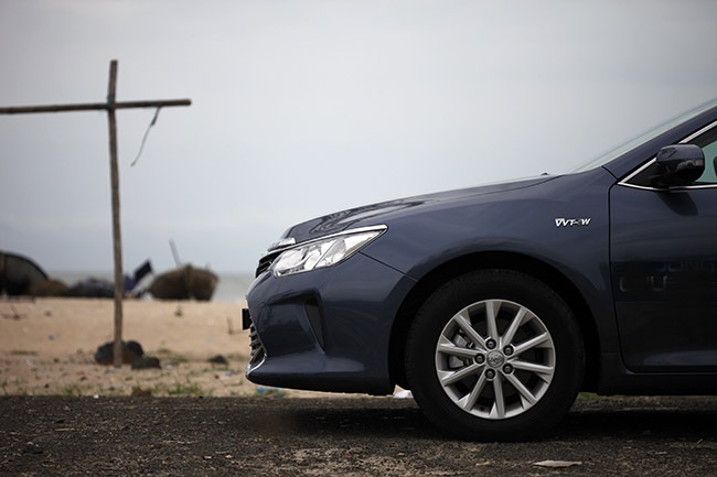 Toyota Camry phiên bản mới có gì khác? - 16 Toyota Camry trang bị cho phiên bản 2.0E bộ vành 16 còn với hai mẫu 2.5L là vành 17