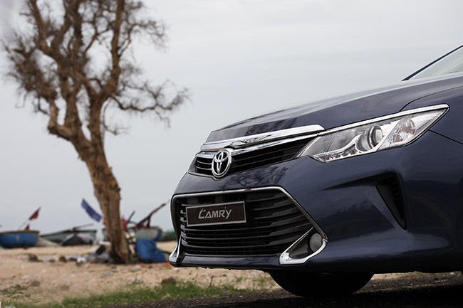 Toyota Camry phiên bản mới có gì khác? - 13 Toyota Camry trang bị cho phiên bản 2.0E bộ vành 16 còn với hai mẫu 2.5L là vành 17