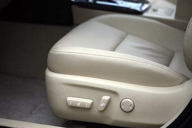 Toyota Camry phiên bản mới có gì khác? - 5 Cả hàng ghế trước của Toyota Camry mới đều có tính năng chỉnh điện
