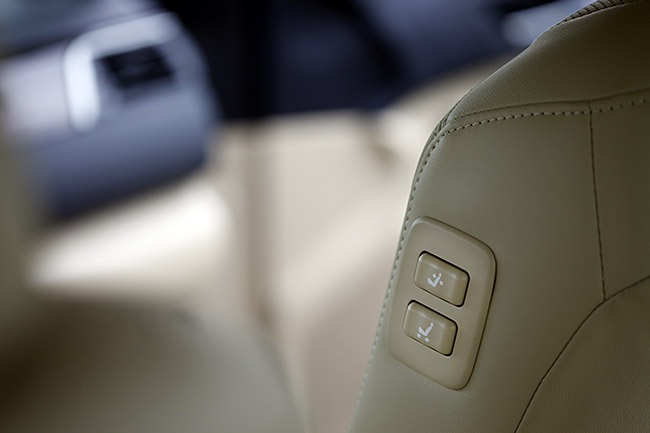 Toyota Camry phiên bản mới có gì khác? - 6 Vị trí nút dịch chuyển bên hông ghế phụ để có thêm không gian cho hàng ghế sau