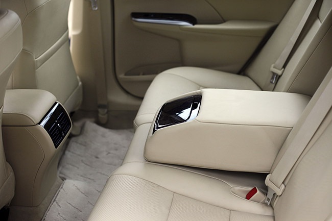 Toyota Camry phiên bản mới có gì khác? - 23 Hệ thống giải trí của với ổ CD của