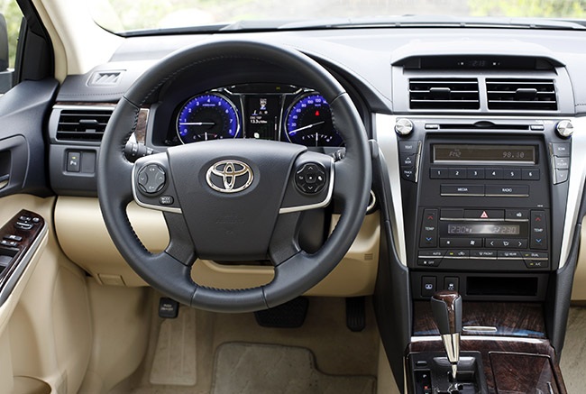 Toyota Camry phiên bản mới có gì khác? - 18 Toyota Camry trang bị cho phiên bản 2.0E bộ vành 16 còn với hai mẫu 2.5L là vành 17