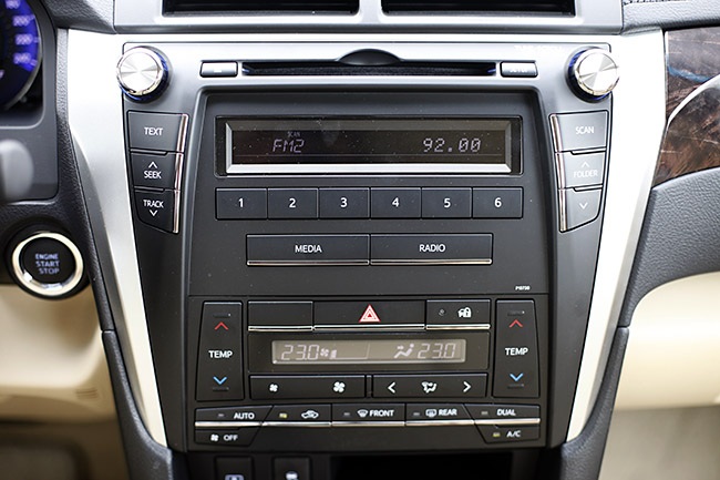 Toyota Camry phiên bản mới có gì khác? - 21 Hệ thống giải trí của với ổ CD của