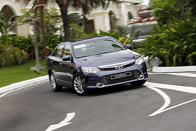 Toyota Camry phiên bản mới có gì khác? - 24 Hệ thống giải trí của với ổ CD của