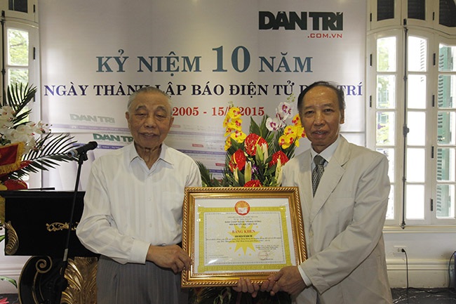 Báo Dân trí đón nhận lẵng hoa chúc mừng của Thủ tướng nhân kỷ niệm 10 năm thành lập - 3 Báo Dân trí nhận lẵng hoa của Thủ tướng mừng kỷ niệm 10 năm thành lập