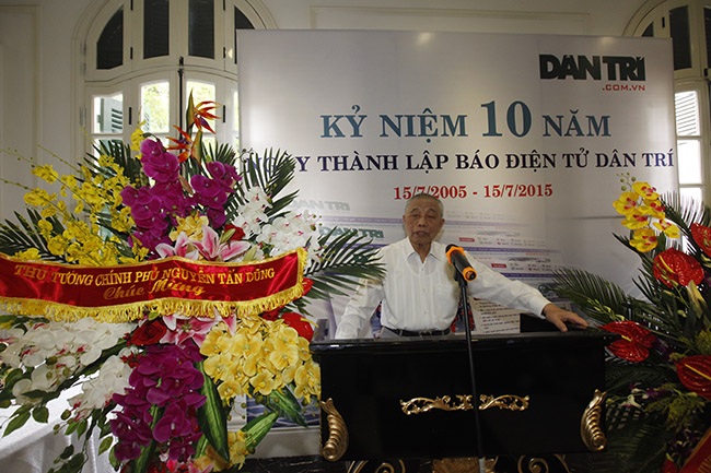 Báo Dân trí đón nhận lẵng hoa chúc mừng của Thủ tướng nhân kỷ niệm 10 năm thành lập - 2 Báo Dân trí nhận lẵng hoa của Thủ tướng mừng kỷ niệm 10 năm thành lập