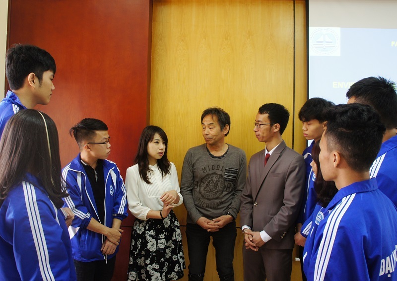 Sinh viên năm đầu của Đại học Hạ Long trao đổi với các chuyên gia Nhật Bản bằng tiếng Anh.