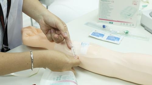 Giải pháp nào cho bài toán nhiễm khuẩn bệnh viện ở Việt Nam? - 2 “Áp dụng những sản phẩm, giải pháp công nghệ trong chăm sóc vết thương cho bệnh nhân”