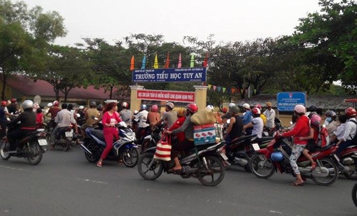 Giải bài toán giao thông trước trường học - Ảnh 1. Giải bài toán giao thông trước trường học - Ảnh 1.
