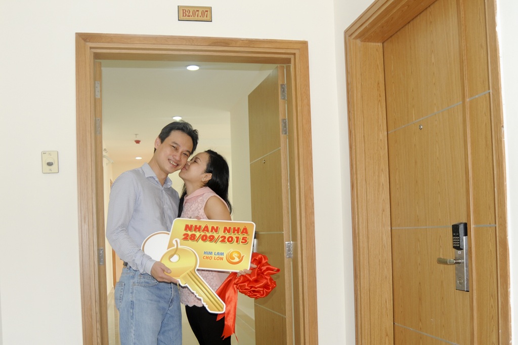 Him Lam bàn giao 1150 căn hộ hoàn thiện trong tháng 9 - 10/2015 - 2 Vợ chồng anh Lê Triệu Phong hạnh phúc khi nhận căn hộ của mình