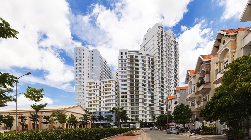 Him Lam bàn giao 1150 căn hộ hoàn thiện trong tháng 9 - 10/2015 - 3 Khu CHCC Him Lam Riverside, (Q.7) với 931 căn hộ. GĐ I, toàn bộ khách hàng đã dọn vào ở từ cuối năm 2013. GĐ II, bàn giao từ ngày 15/10/2015