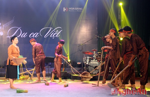 “Thương câu ví dặm”, Du ca Việt tìm đường vô xứ Nghệ - 1
Hoạt cảnh cấy lúa, tát nước đêm trăng được tái hiện sinh động trên sân khấu “Du ca Việt” qua tiết mục Ví phường cấy.