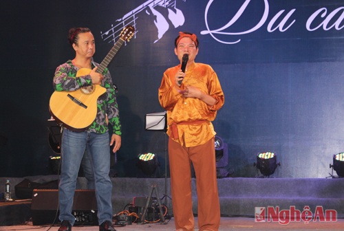 “Thương câu ví dặm”, Du ca Việt tìm đường vô xứ Nghệ - 2
Gượng dậy từ giường bệnh, nghệ sỹ Mai Trọng Kiên đã có những phút thăng hoa trên sân khấu “Du ca Việt”.