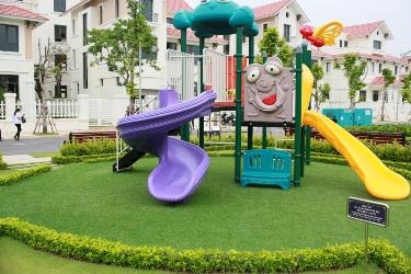 “Núi Hồng, sông Lam” đang chuyển mình đổi mới - 1 Một góc sân chơi trẻ em trong khuôn viên công cộng