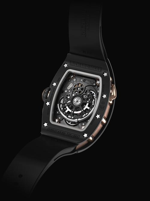 Richard Mille RM037 - khối “kim cương” nổi bật trên cổ tay - 5 Mặt sau của đồng hồ RM037 với bánh răng chuyển động đặc trưng và bộ máy tinh tế đến từng chi tiết. Bộ máy và thân được tạo thành với nguyên lý trung thành của Richard Mille: “một chiếc xe đua trên tay người dùng”.
