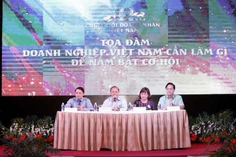 Ngày hội Doanh nhân Việt Nam lần thứ 12 tại Đà Nẵng và những dấu ấn - 1 Đại diện lãnh đạo: Ông Lương Văn Tự - Ông Trịnh Minh Anh - Bà Huỳnh Liên Phương - Ông Tạ Việt Dũng giải đáp thắc mắc về các vấn đề hợp tác, đầu tư, xúc tiến thương mại từ phía doanh nghiệp trong buổi tọa đàm.