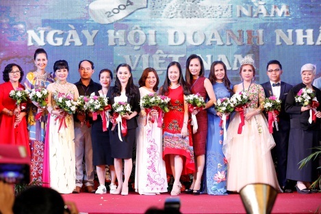 Ngày hội Doanh nhân Việt Nam lần thứ 12 tại Đà Nẵng và những dấu ấn - 2
BTC Ngày hội Doanh nhân Việt Nam lần thứ 12 tặng hoa cảm ơn đến các đơn vị tài trợ - hỗ trợ chương trình.