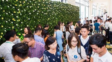 Hơn 50% căn hộ đã được đăng ký đặt mua tại sự kiện ra mắt A3 The Arcadia - 1 Từ 8h30 sáng, đông đảo khách hàng đã đến sớm để tham dự sự kiện ra mắt tòa căn hộ cuối cùng và đẹp nhất của dự án Vinhomes Gardenia – tòa A3 The Arcadia.