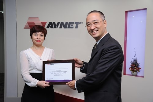 Ông Nguyễn Minh Tuấn – Tổng Giám đốc CyberPower Systems Inc Việt Nam trao giấy chứng nhận nhà phân phối chính thức cho đại diện Avnet Technology Solutions Việt Nam