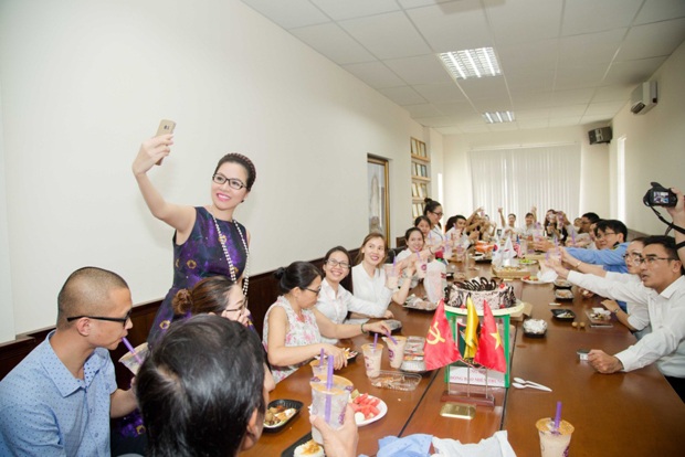 Bảo vệ Long Hoàng mừng Ngày Phụ nữ Việt Nam & gây quỹ hướng về miền Trung - 1 Hoa hậu Bùi Thị Hà thích thú livestream chia sẻ niềm hân hoan cùng mọi người.