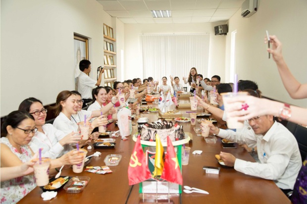 Bảo vệ Long Hoàng mừng Ngày Phụ nữ Việt Nam & gây quỹ hướng về miền Trung - 2 Không gian buổi tiệc gặp mặt thân mật, đầy ắp niềm vui. Tất cả cũng không quên dành cho nhau những lời chúc mừng 20/10 trân trọng và ý nghĩa nhất, đặc biệt là dành tới nữ lãnh đạo quyền lực, đáng ngưỡng mộ nhất công ty.