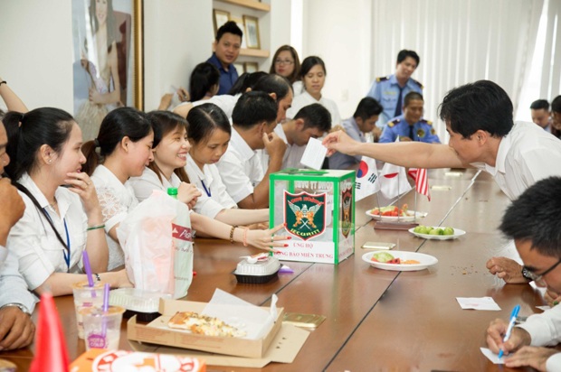 Bảo vệ Long Hoàng mừng Ngày Phụ nữ Việt Nam & gây quỹ hướng về miền Trung - 4 Từng lá phiếu ghi cẩn thận số tiền ủng hộ đến từ các đại diện khu vực thuộc công ty đã được bỏ vào thùng gây quỹ một cách trân trọng