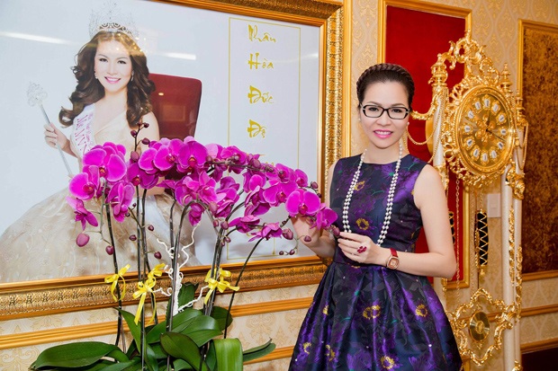 Bảo vệ Long Hoàng mừng Ngày Phụ nữ Việt Nam & gây quỹ hướng về miền Trung - 6 Được biết trước đó, Hoa hậu Quý bà Bùi Thị Hà đã rất hạnh phúc khi được nhận món quà tinh thần yêu thích mà ông xã dành tặng nhân dịp 20/10.