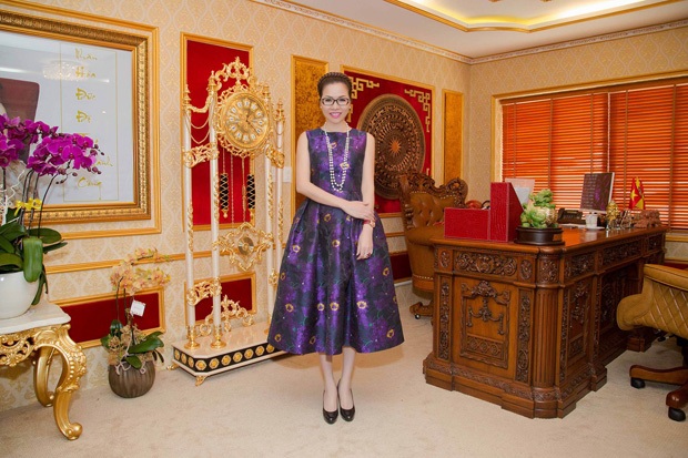 Bảo vệ Long Hoàng mừng Ngày Phụ nữ Việt Nam & gây quỹ hướng về miền Trung - 7 Chị duyên dáng khoe nhan sắc trẻ trung trong mẫu váy hoa cúc của Nhà thiết kế Đỗ Mạnh Cường, phối cùng trang sức vòng cổ và hoa tai ngọc trai tinh tế.