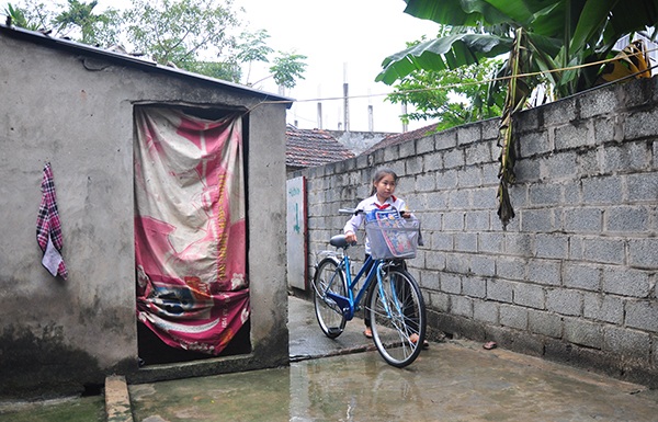 Em Trịnh Thanh Hương đi xe đạp mới về nhà