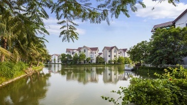 An toàn trong cơn bão "Suy thoái chất lượng không khí" - 1 Chất lượng không khí tại Vinhomes Riverside là tổng hòa của rất nhiều yếu tố: vị trí tách biệt, hệ thống cây xanh – mặt nước trải rộng, kiểm soát phương tiện giao thông, v.v.