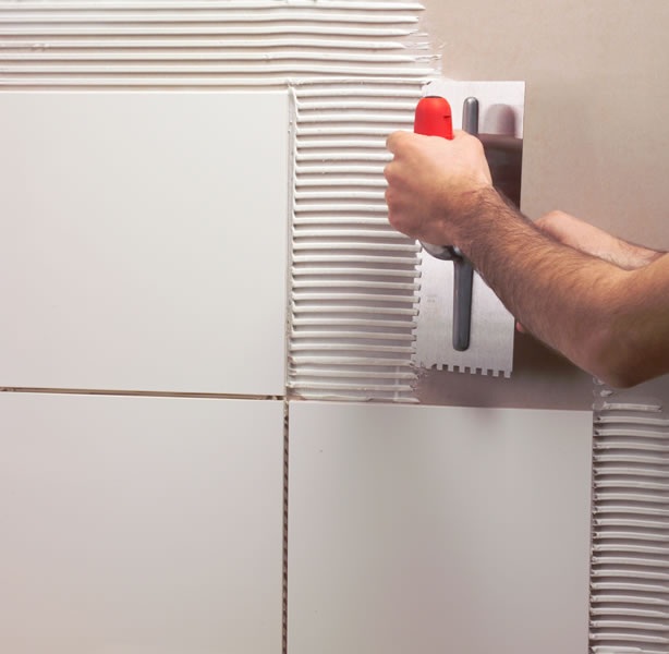 Xu hướng vật liệu xây dựng mới - 3 Với keo dán gạch, việc ốp lát gạch trở nên dễ dàng, nhanh chóng hơn