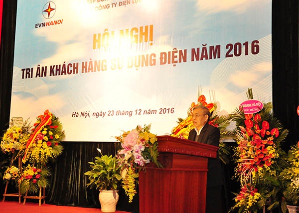 Ông Nguyễn Mạnh Hùng - Phó Chủ tịch kiêm Tổng thư ký Hội tiêu chuẩn và Bảo vệ người tiêu dùng Việt phát biểu tại Hội nghị