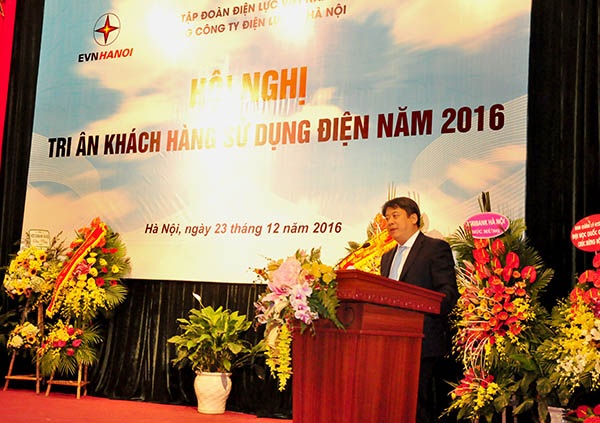 Ông Nguyễn Anh Tuấn - Thành uỷ viên, Bí thư Đảng uỷ, Chủ tịch kiêm Tổng Giám đốc EVN phát biểu tại Hội nghị