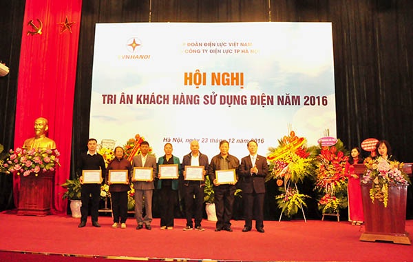 Ông Nguyễn Quang Trung Phó Tổng Giám đốc EVN trao phần thưởng cho các khách hàng may mắn trúng giải.