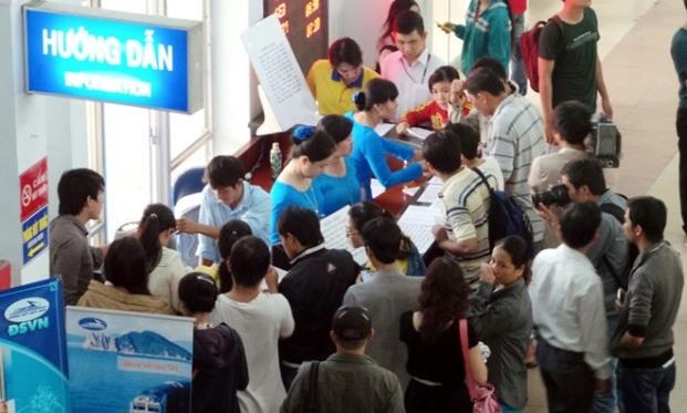 Tết đến, công nhân lại lo lắng tìm phương tiện về quê - 1 Những hàng dài người chờ đợi mua vé là cảnh thường thấy ở các ga tàu, bến xe dịp cuối năm