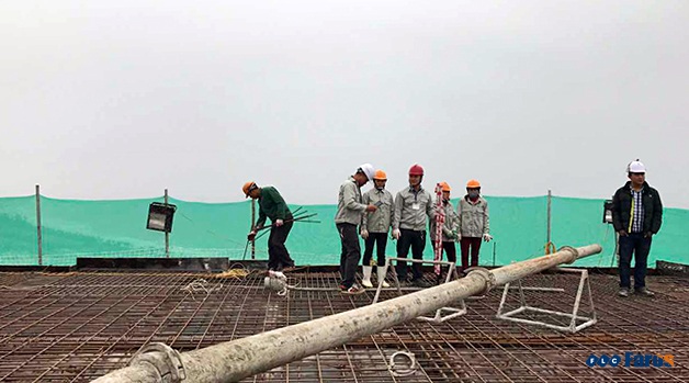 Cất nóc Khách sạn FLC Grand Hotel Sầm Sơn - 2 Công nhân FLC Faros đổ mẻ bê tông đầu tiên tại lễ cất nóc