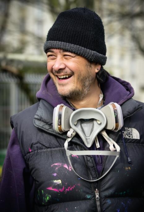 Kiệt tác đường phố Richard Mille RM68-01 Cyril Kongo đến tay đại gia Việt - 1 Cyril Kongo là cái tên được Richard Mille lựa chọn cho sự hợp tác lần này. Cyril là một nghệ sỹ đường phố gốc Việt tài năng. Ông bắt đầu khởi đầu sự nghiệp với vài ‘tag’ (tranh vải nhỏ) và tranh ‘graffiti’ vào năm 1986 tại Paris. Cho đến nay, Cyril Phan đã trở thành một ngôi sao đưa nghệ thuật graffiti lên một tầm cao mới, không chỉ trên đường phố mà còn cả trong nghệ thuật xa xỉ của giới thượng lưu, nổi bật là sư kết hợp với Hermes tạo ra bst khăn choàng “Graff”.