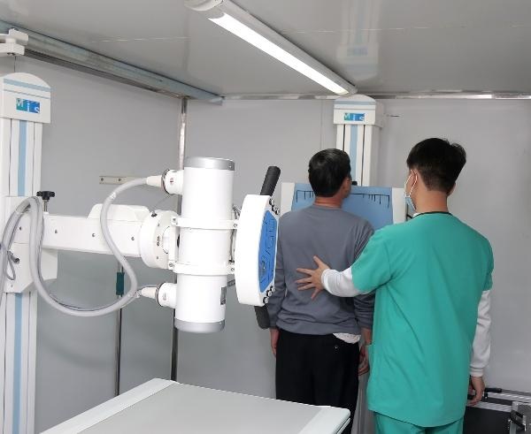 Bắc Ninh: Nhiều người dân chưa từng tầm soát ung thư - 3 Xe khám chữa bệnh lưu động bao gồm đầy đủ trang thiết bị hiện đại, trong đó có máy chụp X-quang lưu động cũng được huy động đến để phục vụ người dân một cách tốt nhất.