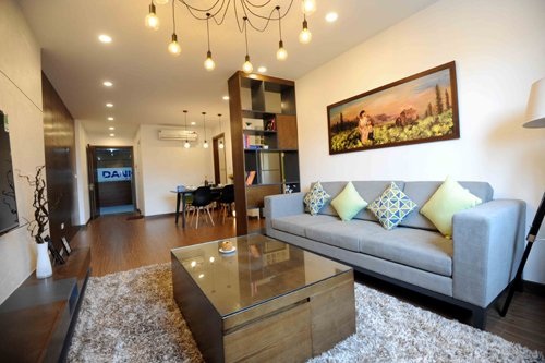 Toàn cảnh phòng khách với tông màu ấm nhìn từ ban công