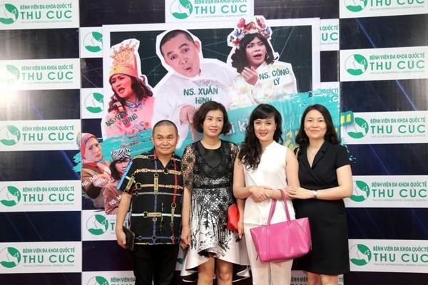 Chiến dịch nâng cao nhận thức về tầm soát ung thư cùng Bệnh Viện Thu Cúc - 4 Nghệ sĩ Xuân Hinh, Vân Dung chụp ảnh cùng người hâm mộ Quảng Ninh.