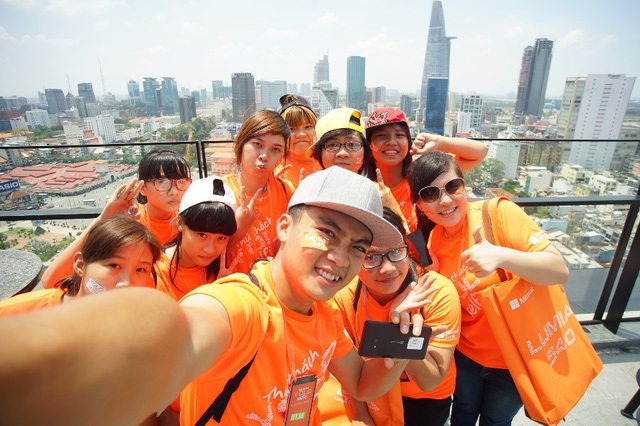 Sân chơi "YOLO - Dám chia sẻ" của MobiFone sôi sục cộng đồng trẻ - 4 Giới trẻ chia sẻ cùng sắc cam rực rỡ với YOLO của MobiFone