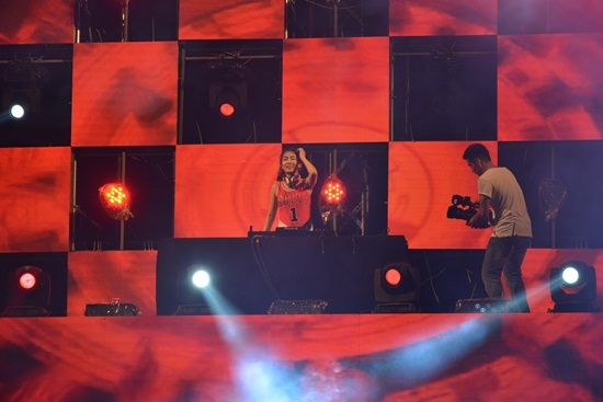 Sân chơi "YOLO - Dám chia sẻ" của MobiFone sôi sục cộng đồng trẻ - 5 Trang Moon cháy hết mình trên sân khấu