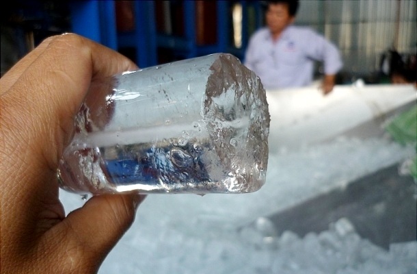 Đá viên sạch “cháy hàng”, doanh nghiệp đổ xô đi mua máy làm đá - 2 Một số loại đá ống không nhãn mác cũng đang được bán tràn lan là đá sạch nhưng thực chất vẫn tiềm ẩn nhiều nguy cơ nhiễm khuẩn gây bệnh đường ruột hoặc có tồn dư kim loại nặng có thể gây ung thư cho người dùng.