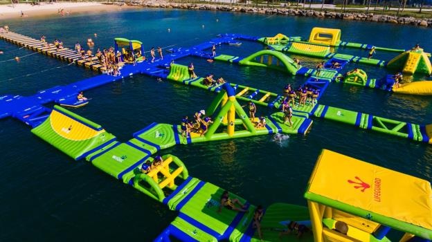 Điểm danh những điểm “đầu tiên” và “nhất” tại Vinpearl Land Nha Trang - 1 Vịnh Phao Nổi - Vinpearl Land Nha Trang đã phá vỡ kỷ lục của Dubai để trở thành vịnh phao lớn nhất thế giới
