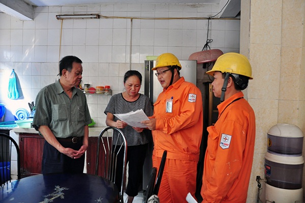 Đảm bảo an toàn điện trong mùa mưa bão - 3 Ông Lê Văn Kỳ - Tổ trưởng tổ dân phố 13 phường Trung Tự phối hợp cùng công nhân Điện lực Đống Đa tuyên truyền đảm bảo an toàn điện trong mùa mưa bão