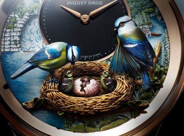 Chuyến dừng chân của Jaquet Droz Charming Bird và Bird Repeater tại Việt Nam - 3 Khung cảnh thiên nhiên tinh xảo hiện ra mỗi khi đồng hồ điểm chuông, chim mẹ lại cúi xuống mớm mồi cho chim con, chim bố gật gù đồng ý trong khi quả trứng nhỏ còn lại tiếp tục nở ra thành viên mới, chim bố liền xoà cánh che trở cho đàn con.