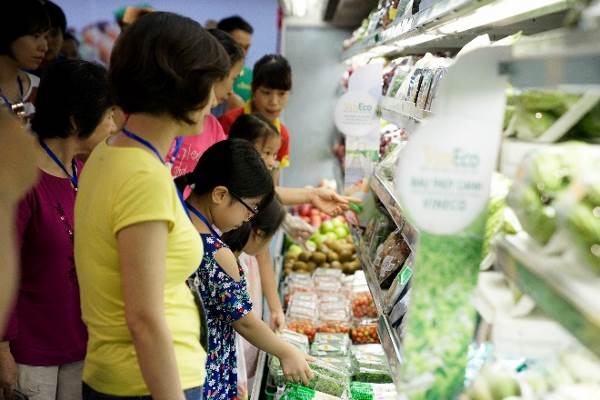 Trở lại Hà Nội, các khách hàng nhí cùng phụ huynh được vào siêu thị VinMart tham quan nơi bán rau sạch được cấp từ chính nông trường trồng rau khổng lồ mà mình vừa ghé thăm tại Tam Đảo.