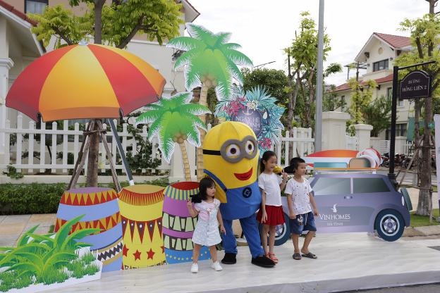 Các cư dân nhí hào hứng tạo dáng cùng Mininons