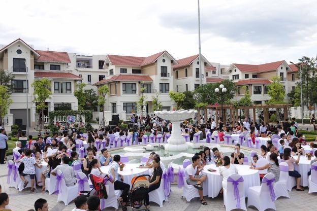 Quảng trường trung tâm là không gian chung để cư dân Vinhomes Hà Tĩnh đi dạo và vui chơi